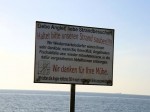 Schild mit dem Hinweis: Liebe Besucher, schmeißt euren Müll nicht in die Natur Schild mit dem Hinweis: Liebe Besucher, schmeißt euren Müll nicht in die Natur