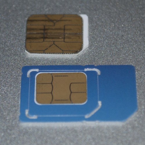 Meine geschnipplte Micro-Alice SIM vs. echter Micro-SIM mit kleinerem Chip Meine geschnipplte Micro-Alice SIM vs. echter Micro-SIM mit kleinerem Chip