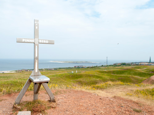 Der Pinneberg und Gipfelkruez auf Helgoland