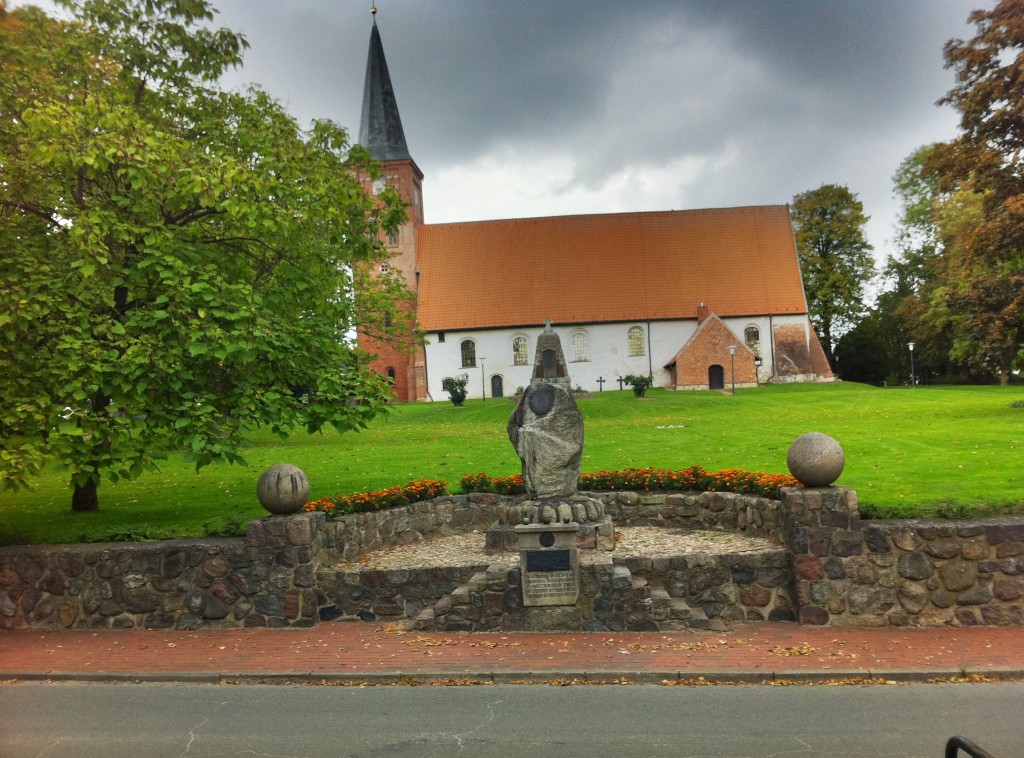 Vicelinkirche St. Jakobi mit Schwedenehrenmal