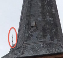 Sieht man das kleine Kreuz im Kirchturm?