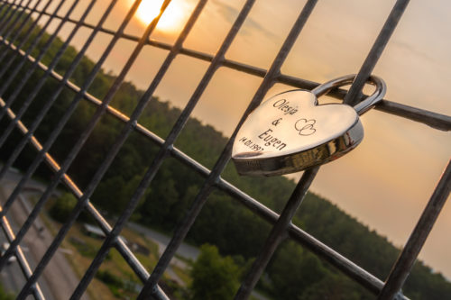 Liebesschloss in Herzform bei Sonnenuntergang