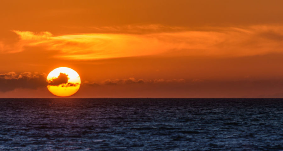 Sonnenuntergang über der Ostsee auf Fehmarn am Fährhafen Puttgarden