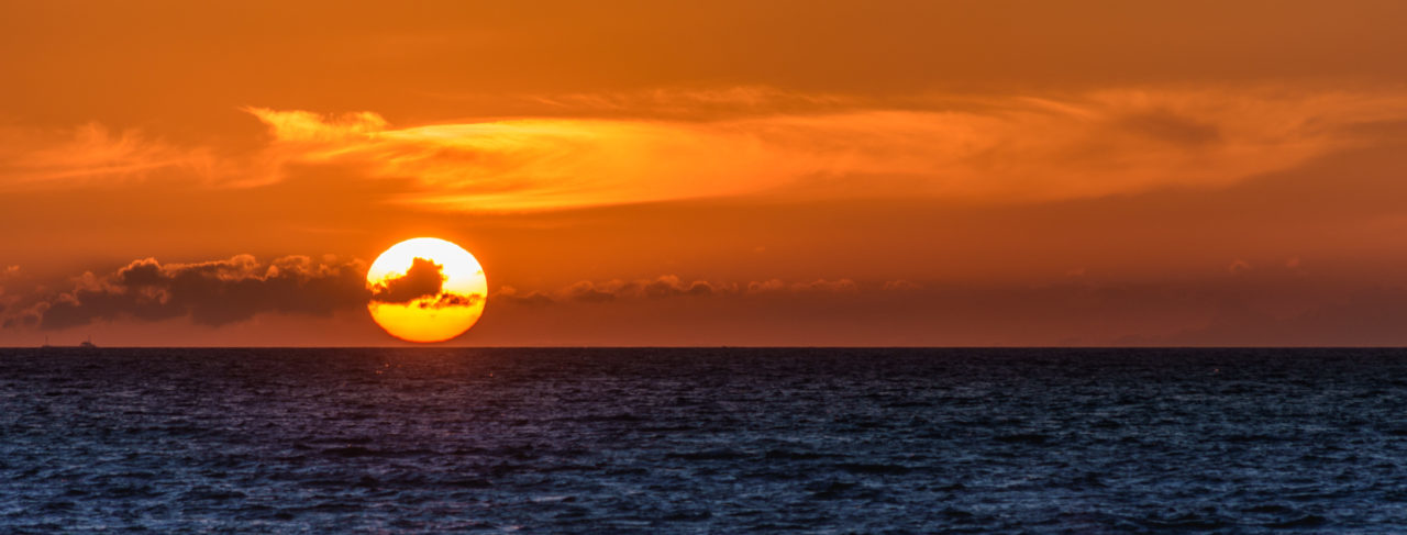 Sonnenuntergang über der Ostsee auf Fehmarn am Fährhafen Puttgarden