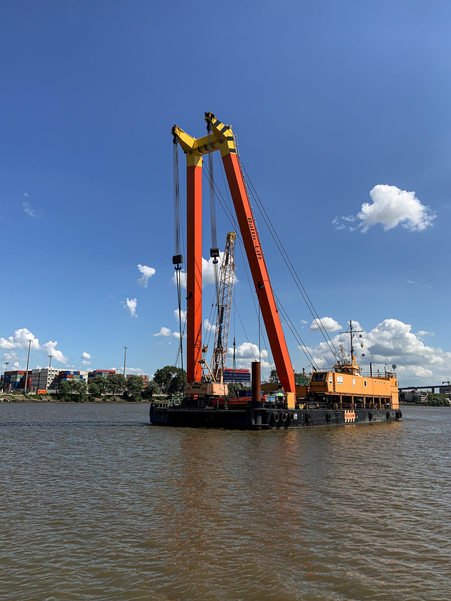 Bagger auf der Elbe