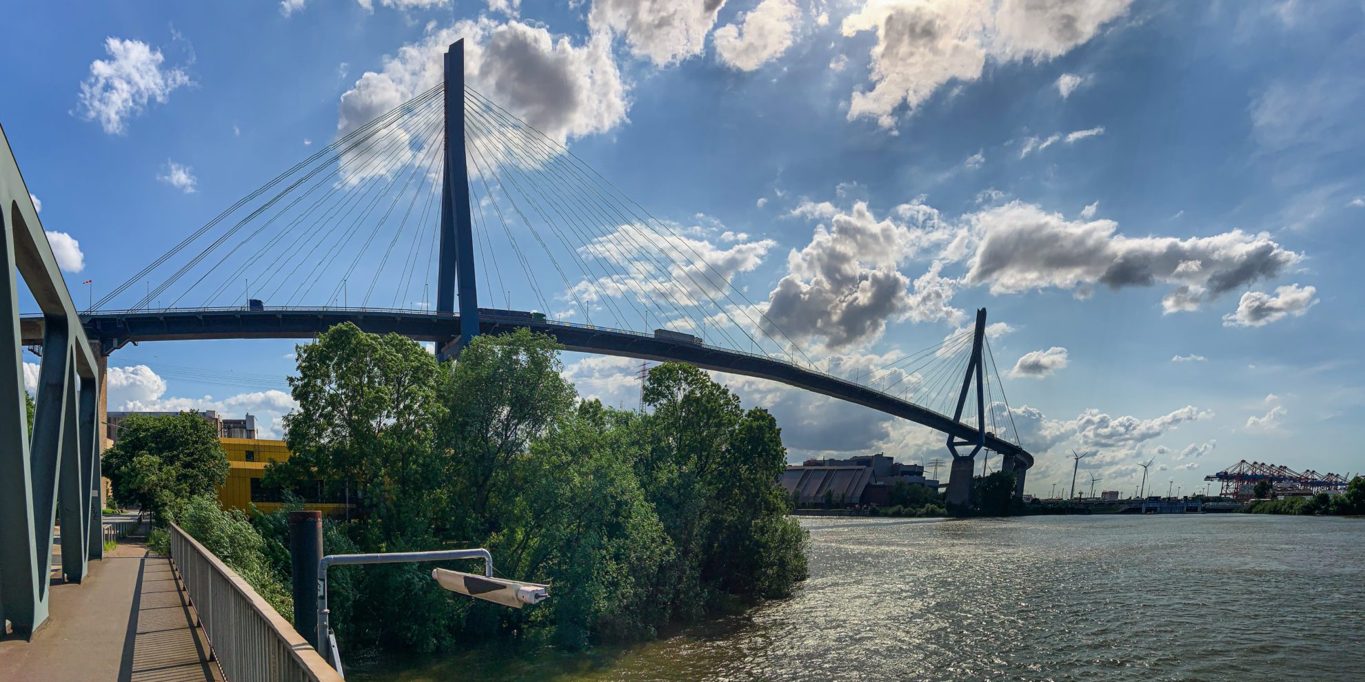 Panorama der Köhlbrandbrücke von Neuhof aus gesehen