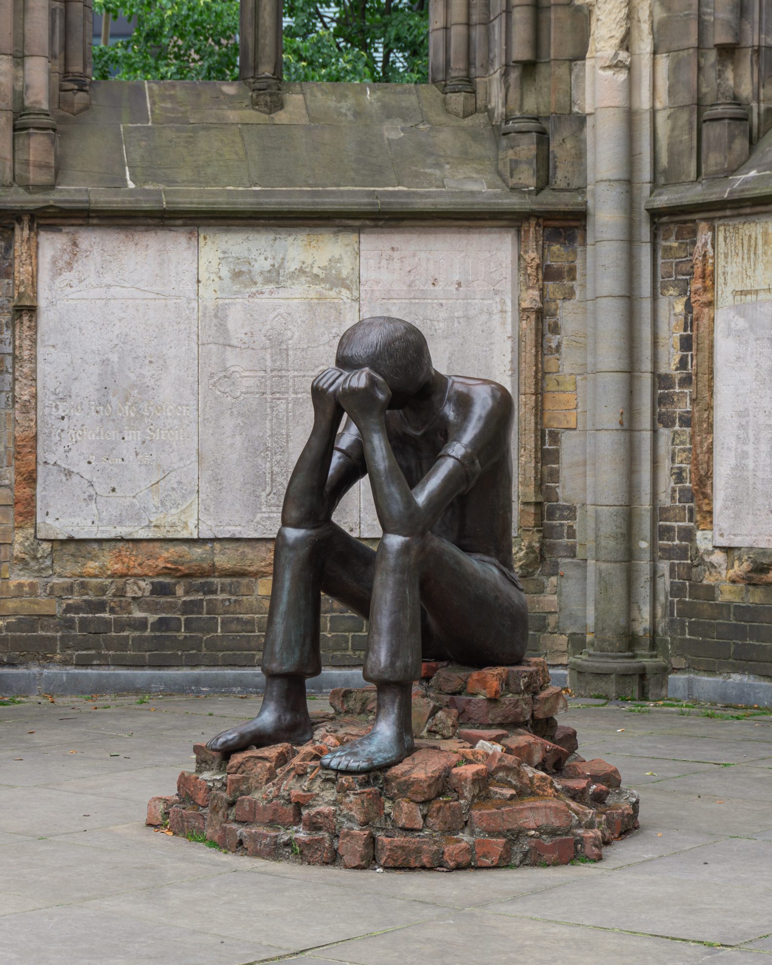 Prüfung—sculpture in the southern aisle, St. Nicholas Church, Hamburg