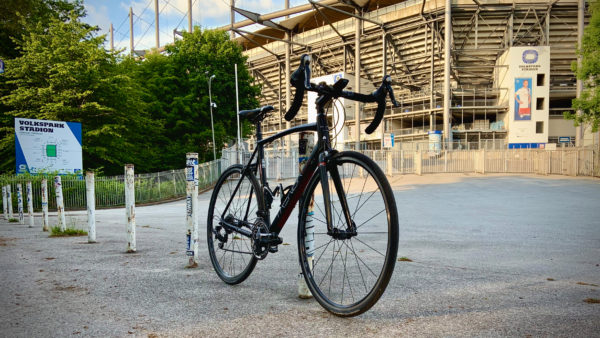 TrengaDE GLR Rennrad vor einem Eingang des Volksparkstadions