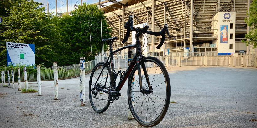 TrengaDE GLR Rennrad vor einem Eingang des Volksparkstadions