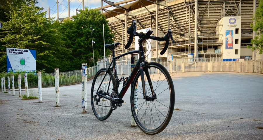 TrengaDE GLR Rennrad vor einem Eingang des Volksparkstadions