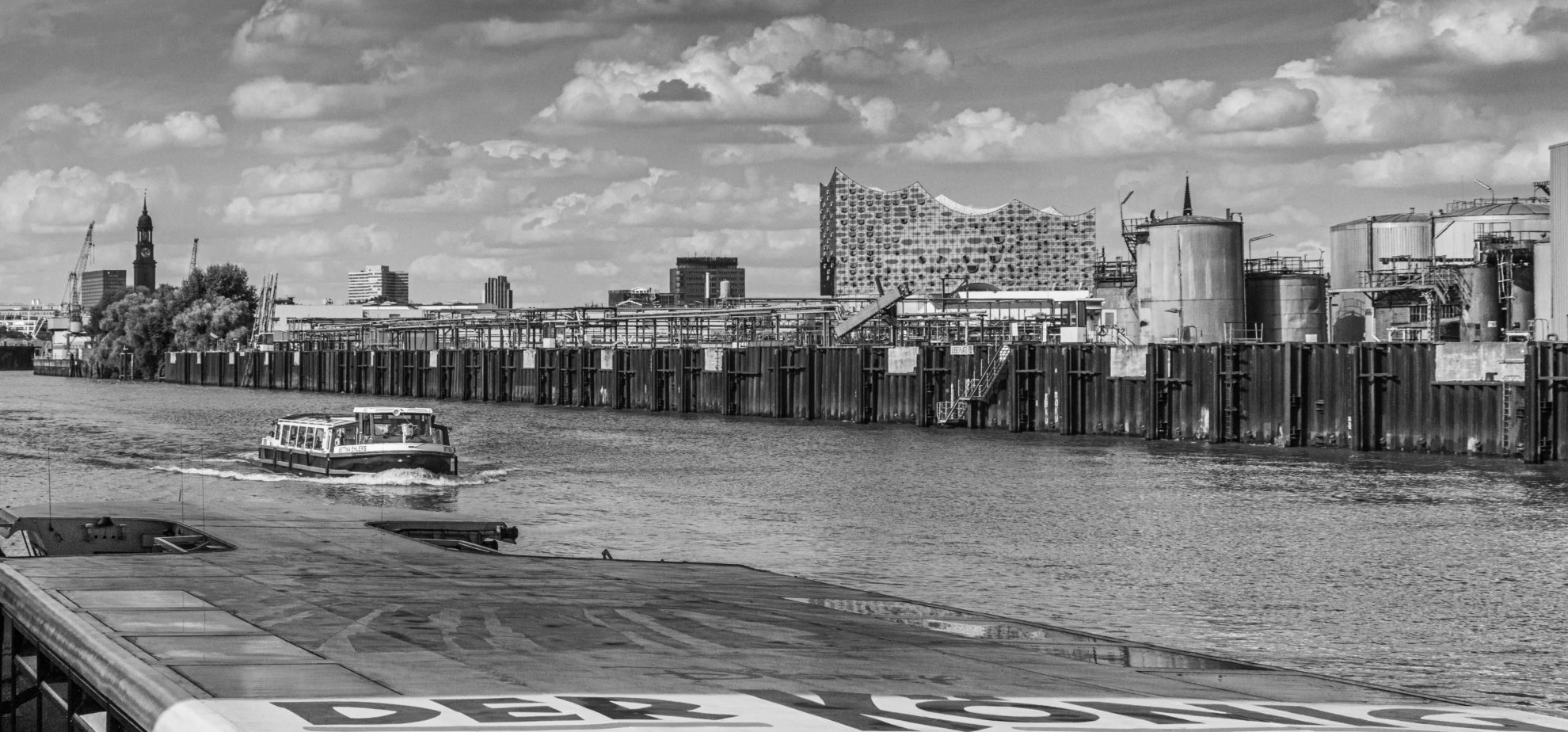 Hamburger Hafenbarkasse Bettina Ehlers und Elbphiharmonie - Argentinienbrücke Hamburg (Black&White)