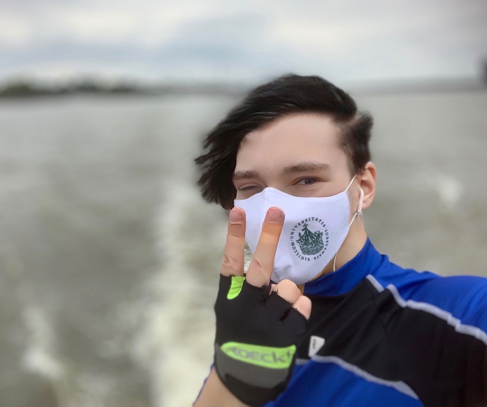 Emo-Radler mit Maske auf Schiff