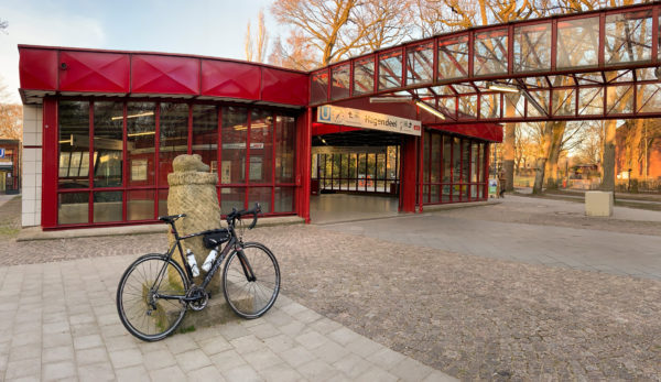 TrengaDe-Rennrad vor U-Bahnstation Hagendeel