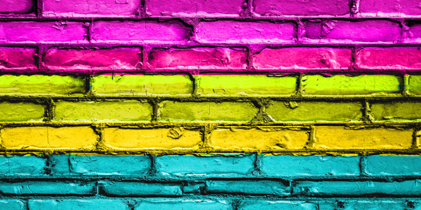 Farben der Pansexualität an einer Mauer