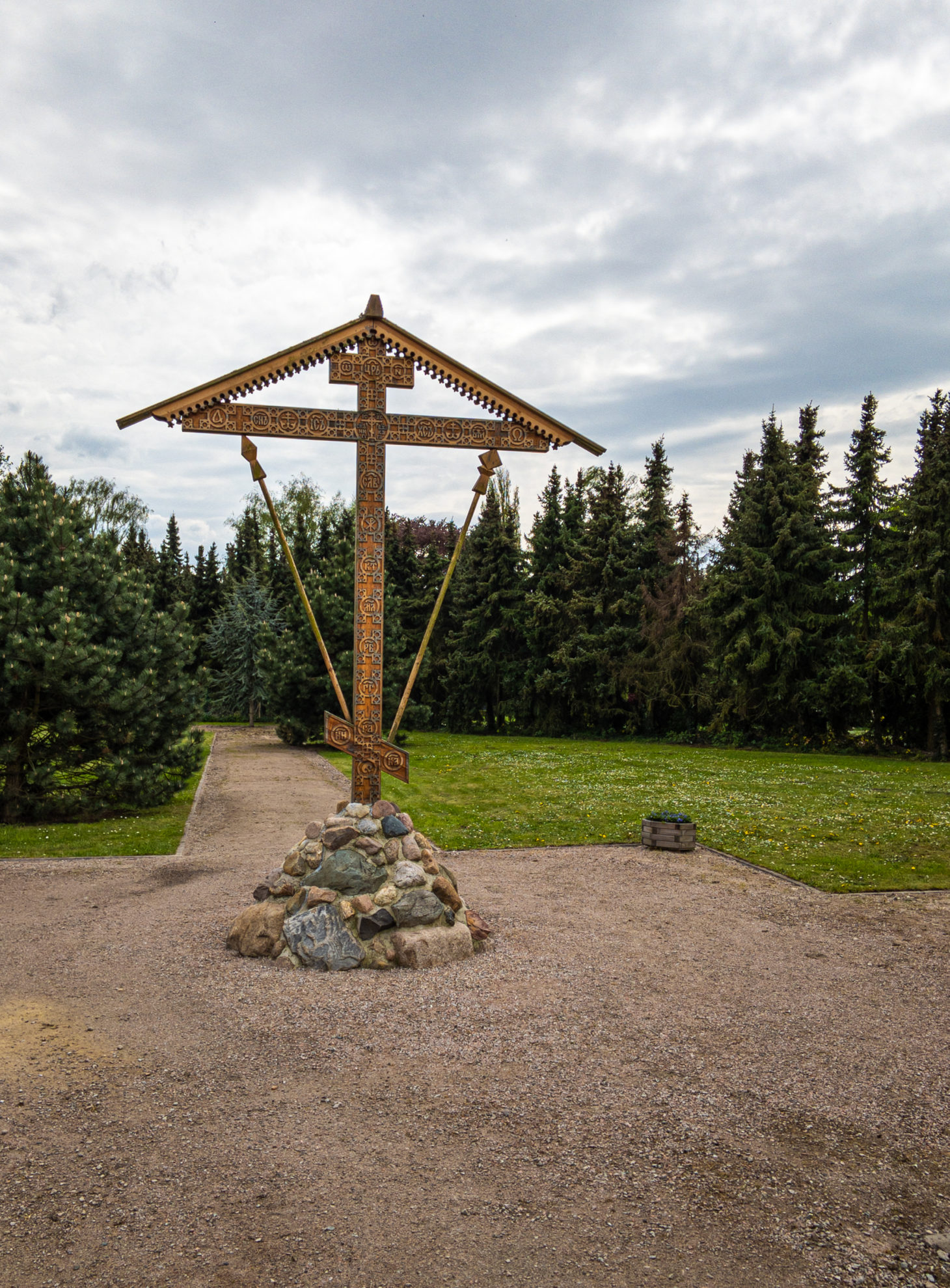 Holzkreuz an der Holzkirche der Hl. Myronträgerinnen, Hamburg