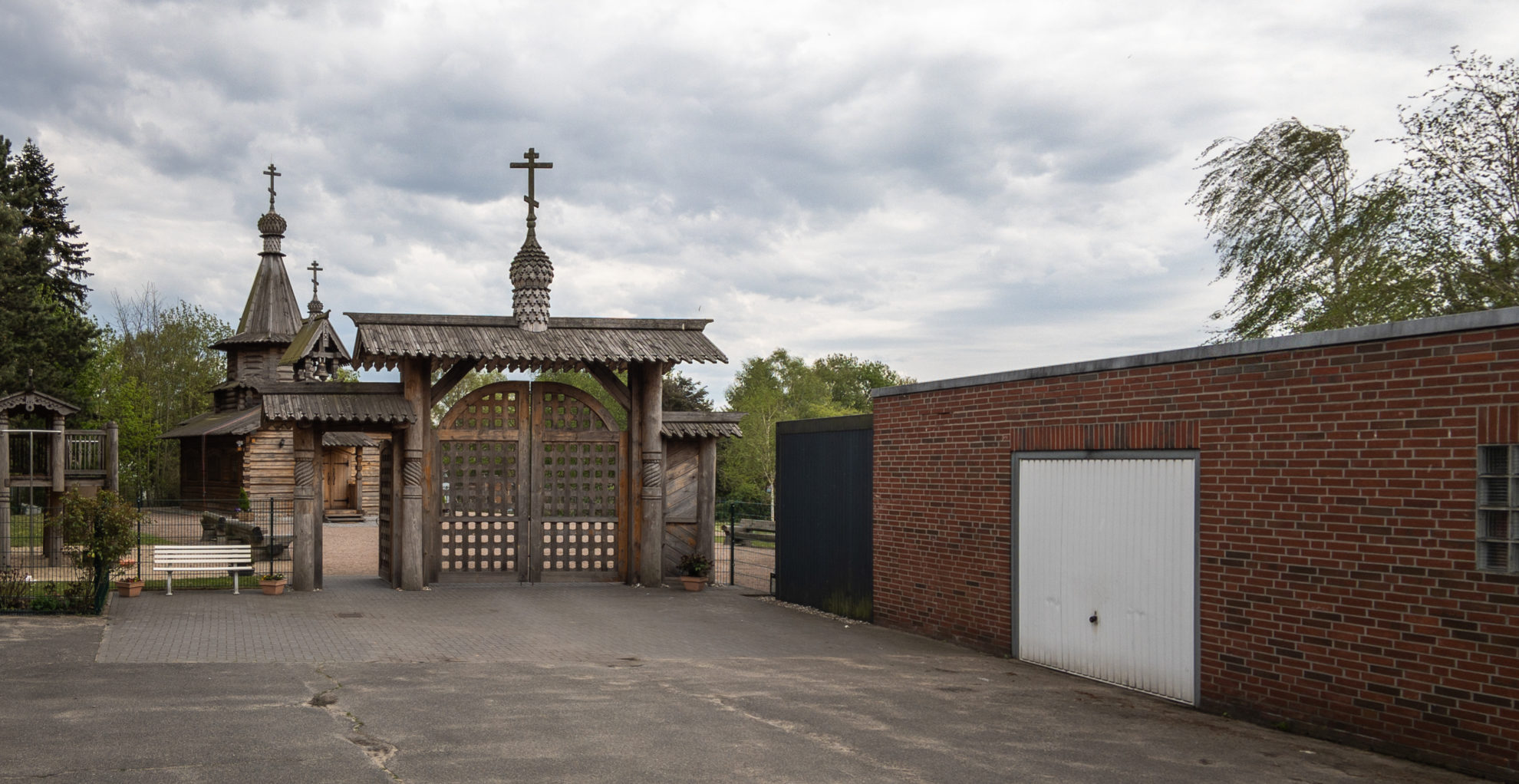 Holzkreuz an der Holzkirche der Hl. Myronträgerinnen, Hamburg