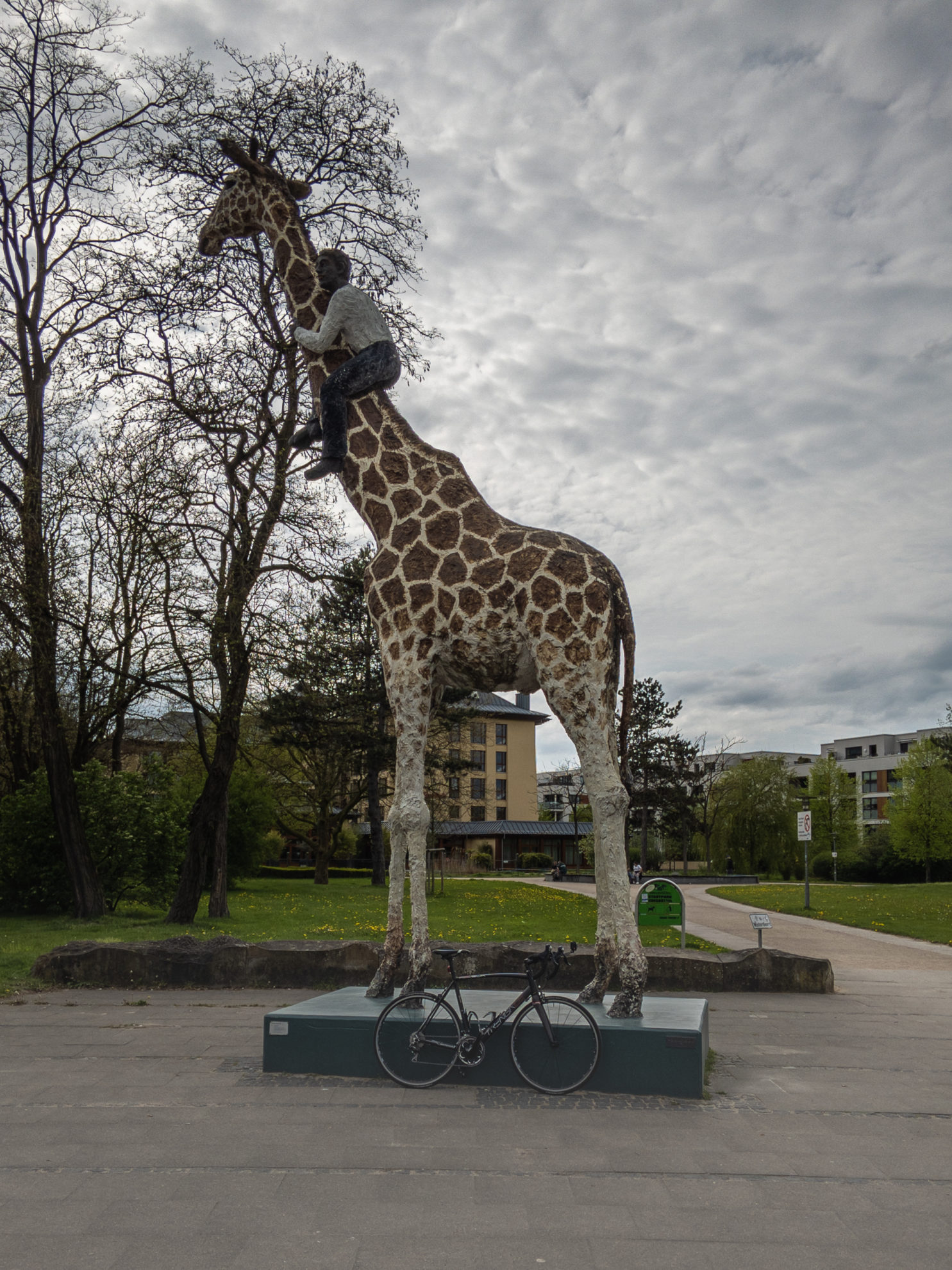 Gottfried CC Hagenbeck klettert auf Giraffe 