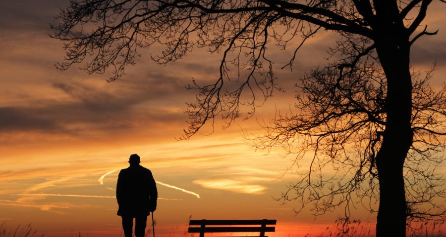 Scherenschnitt Mann im Sonnenuntergang