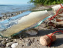 Flaschenpost am Meer