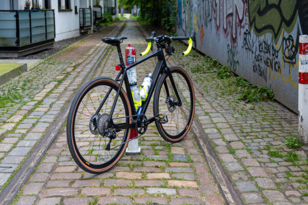 Trenga KSG-Gravelbike zwischen Kopfsteinpflaster, Bahnschienen und Gravel